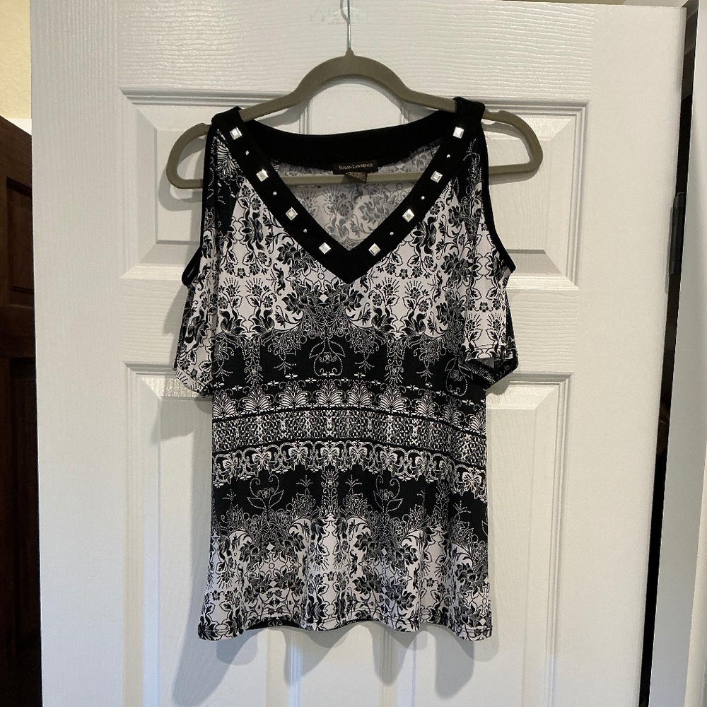 Studded cold shoulder black and white M